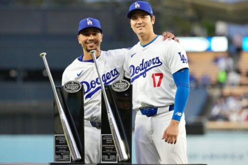 「シルバースラッガー賞」の表彰式に出席したドジャースのムーキー・ベッツ(左)と大谷翔平